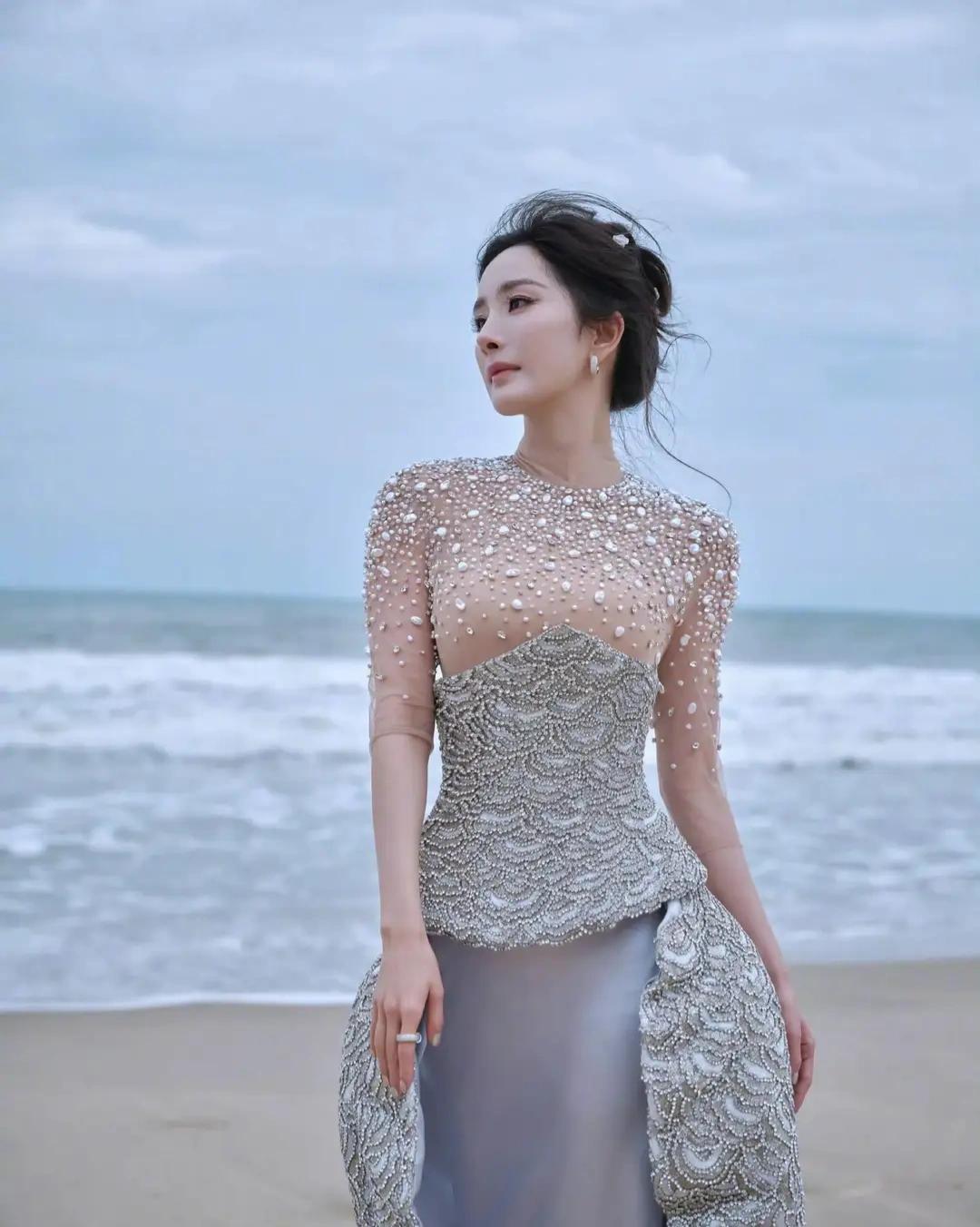 杨幂这个造型是要表现海的女儿吗？要化成泡沫了吗？