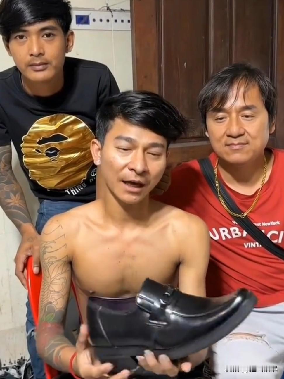 东南亚三巨头周润发、刘德华、成龙，直播卖皮鞋！近日，一张“东南亚版刘德华、成