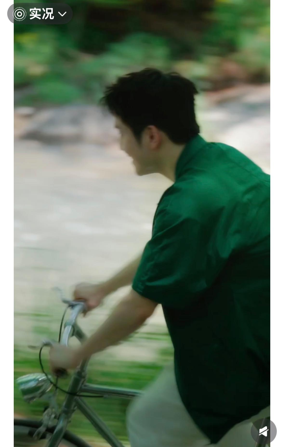 首次看到樊振东骑着自行车穿梭在乡间的小路上，虽然是代言的宣传片，但户外拍摄的效