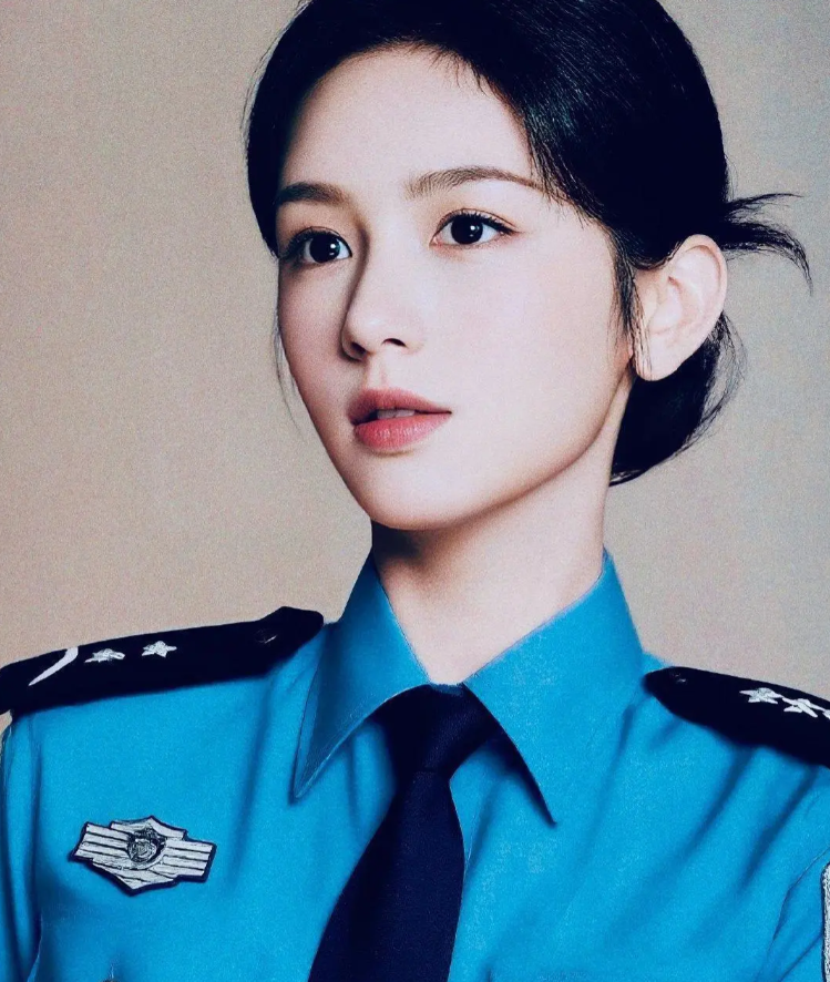 周也和李一桐的制服穿搭！你更吃谁的颜？