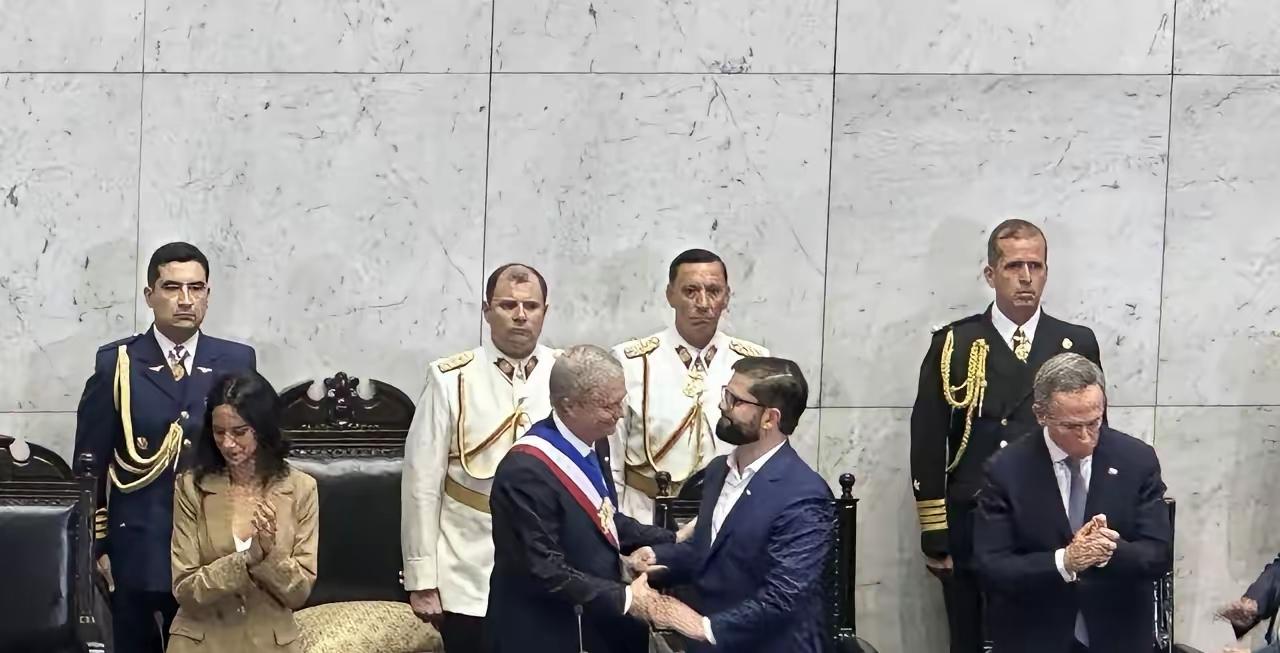 智利变天了​​​3月11日，极右翼大佬卡斯特正式宣誓就职，接过总统大权。6