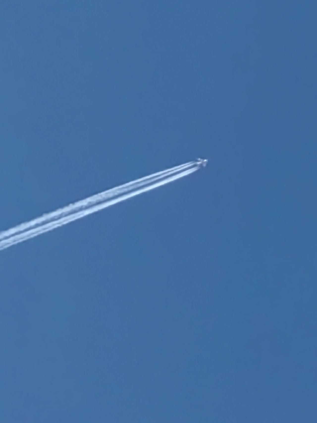 昆明的上空拍到的，大家说这个飞机是在干嘛呢！在眩耀昆明的天空吧！