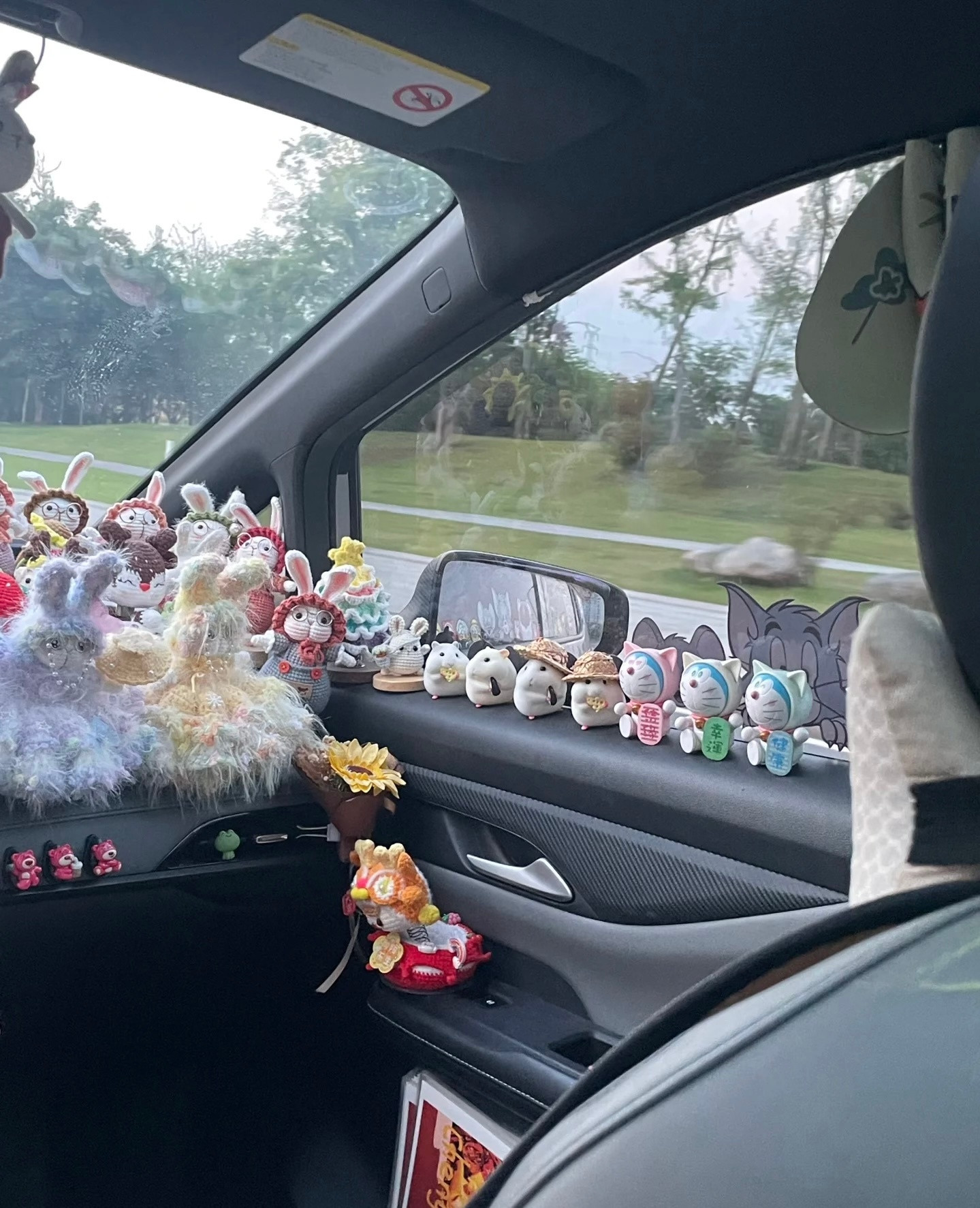 听句劝不要在车里放小玩偶了整成这样也是太太太夸张了