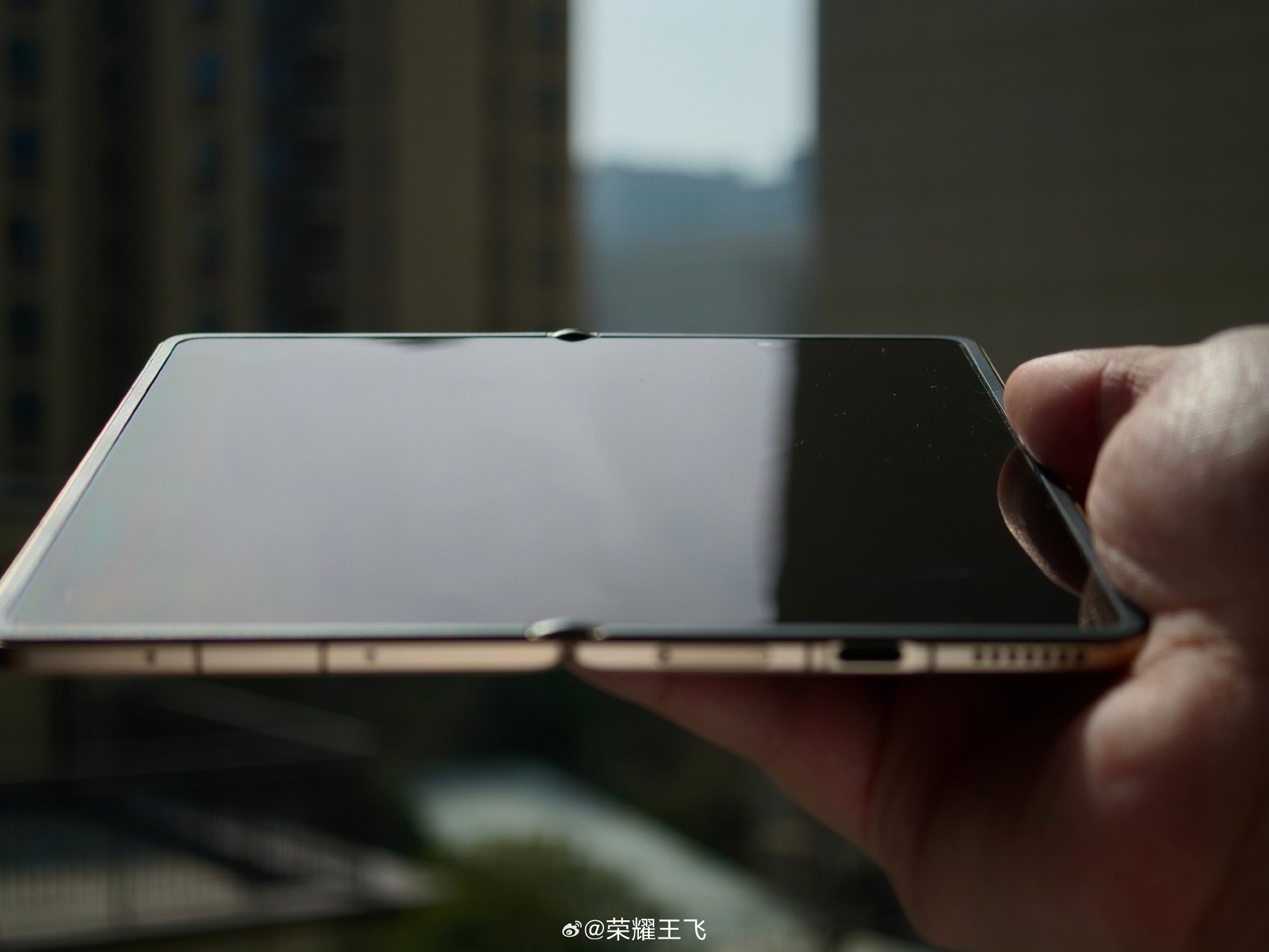 荣耀MagicV6不仅折痕控制的好，还把可靠性、轻薄、续航、性能都给安排到位，