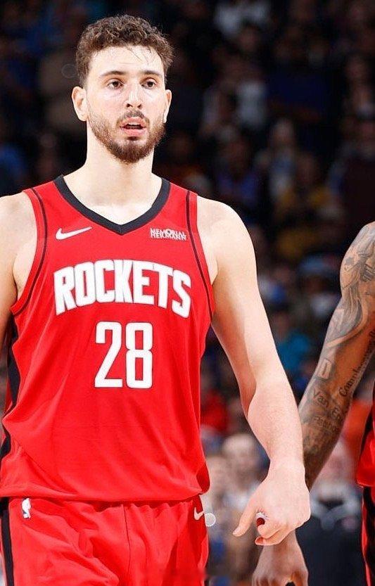 过去两场比赛，申京一共只拿到20分，投篮合计29中9，三分2中0，罚球2中2。申