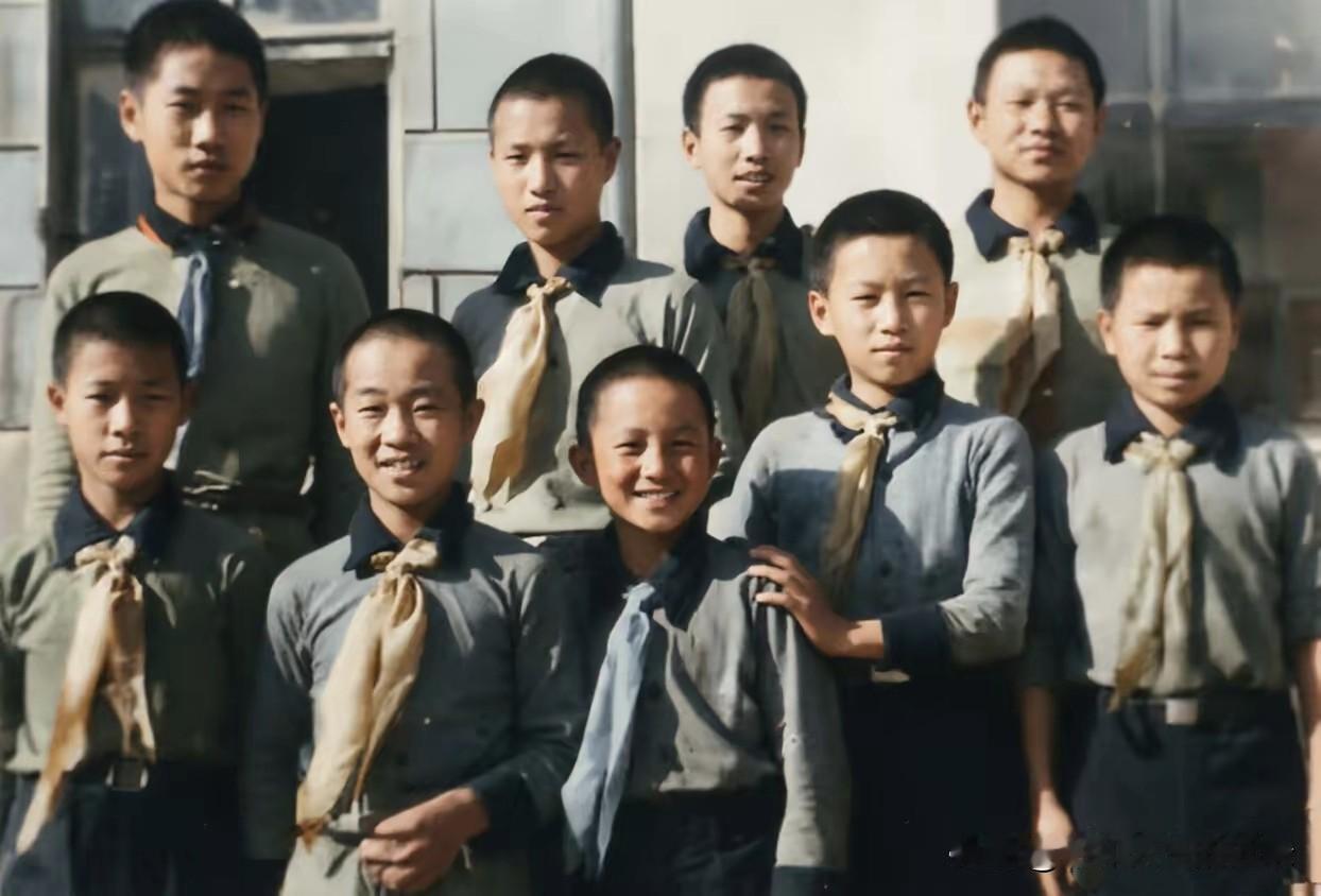 1939年莫斯科。二排左起：毛岸英、蔡博（蔡和森与向警予之子）、刘允斌（刘少奇之