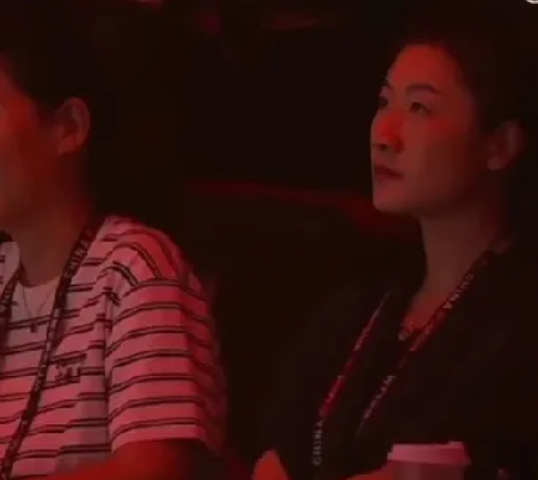 大满贯混双决赛都有谁在看，有丁宁、肖凯文和赵宝刚导演，还有外场的不知名老奶奶和小