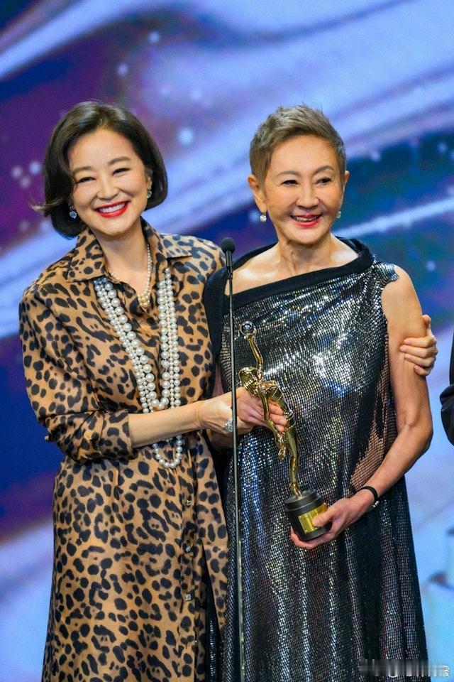 都说施南生是亦舒《流金岁月》的女主角蒋南孙，一个飒爽、能干清醒的都市女郎，将一生