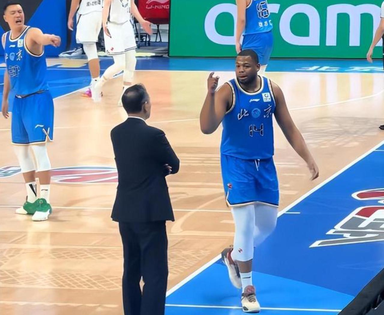 罕见，CBA球员手指着主教练骂，球迷：快点送走！在CBA的赛场上，有不少脾气大