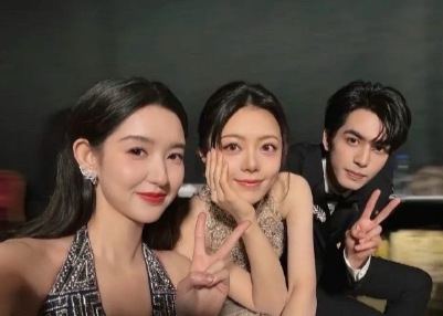 赵今麦眼睛本来就大，美瞳似乎不太适合她