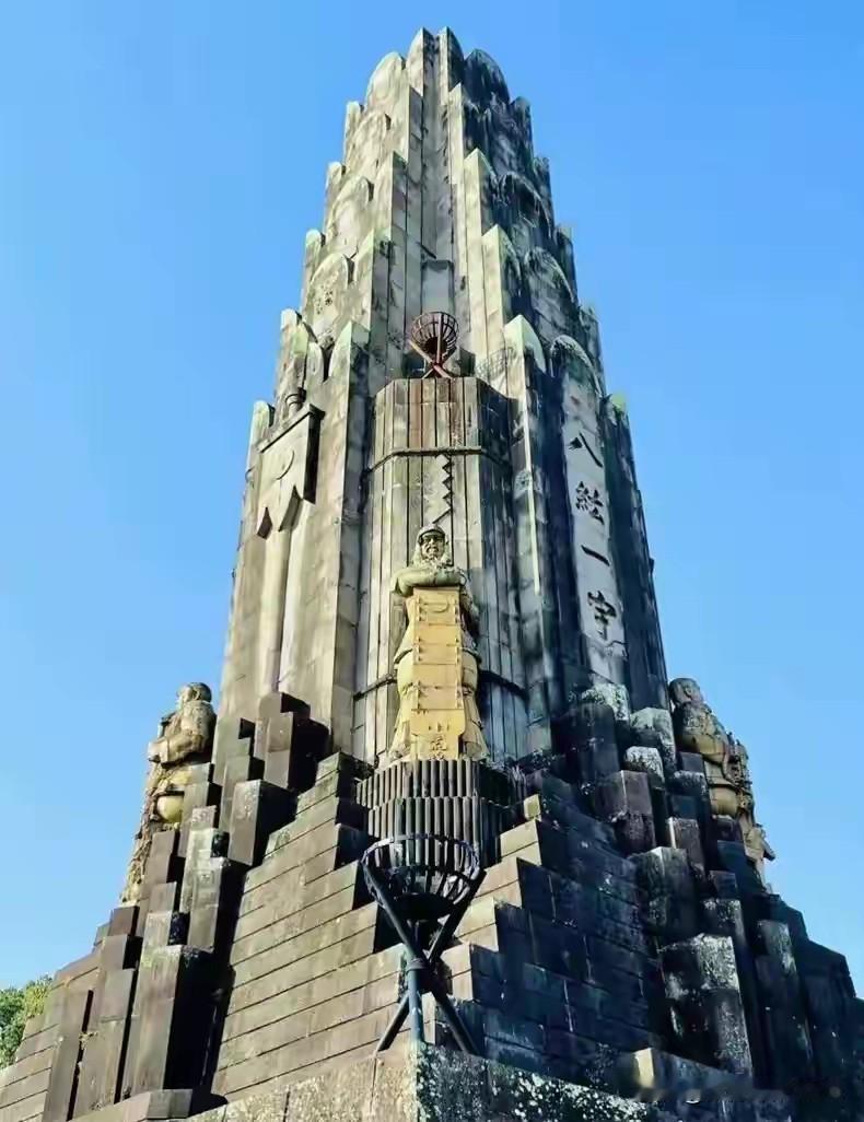 日本宫崎县“平和之塔”，实为军国主义掠夺文物堆砌的“罪恶之塔”。238块中国珍贵
