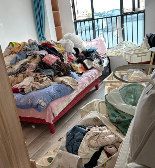 朋友老陈昨晚约我喝酒，一杯接一杯不说话。我问咋了，他突然红着眼说：“花了55万