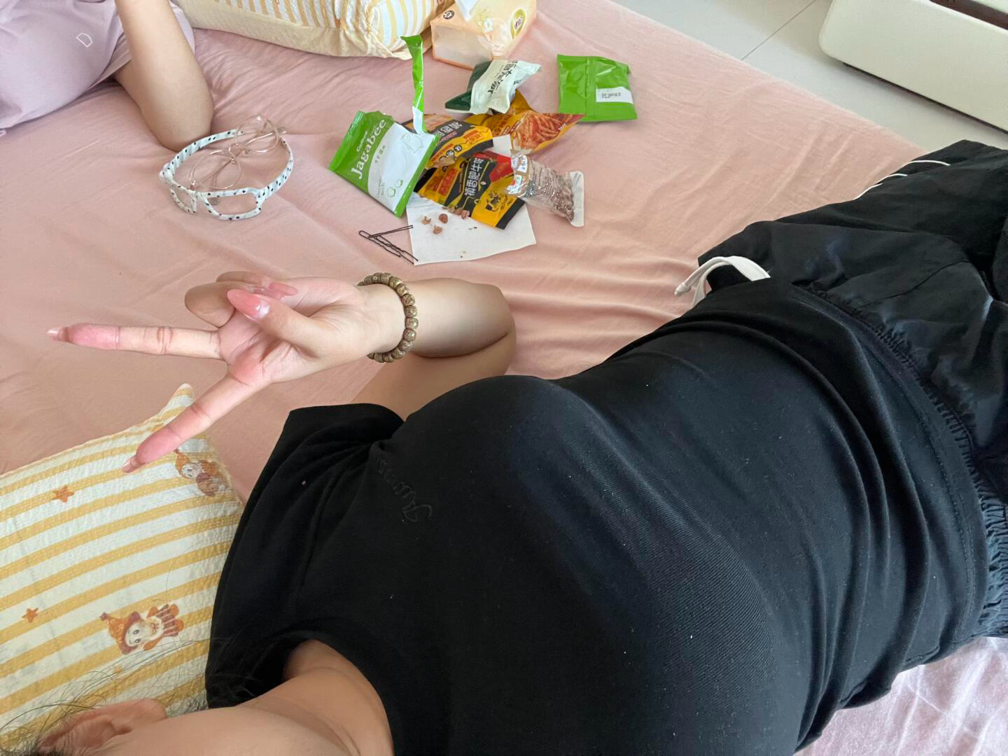 买了好多零食要躺在我旁边吃零食吗我亲口喂你​​​