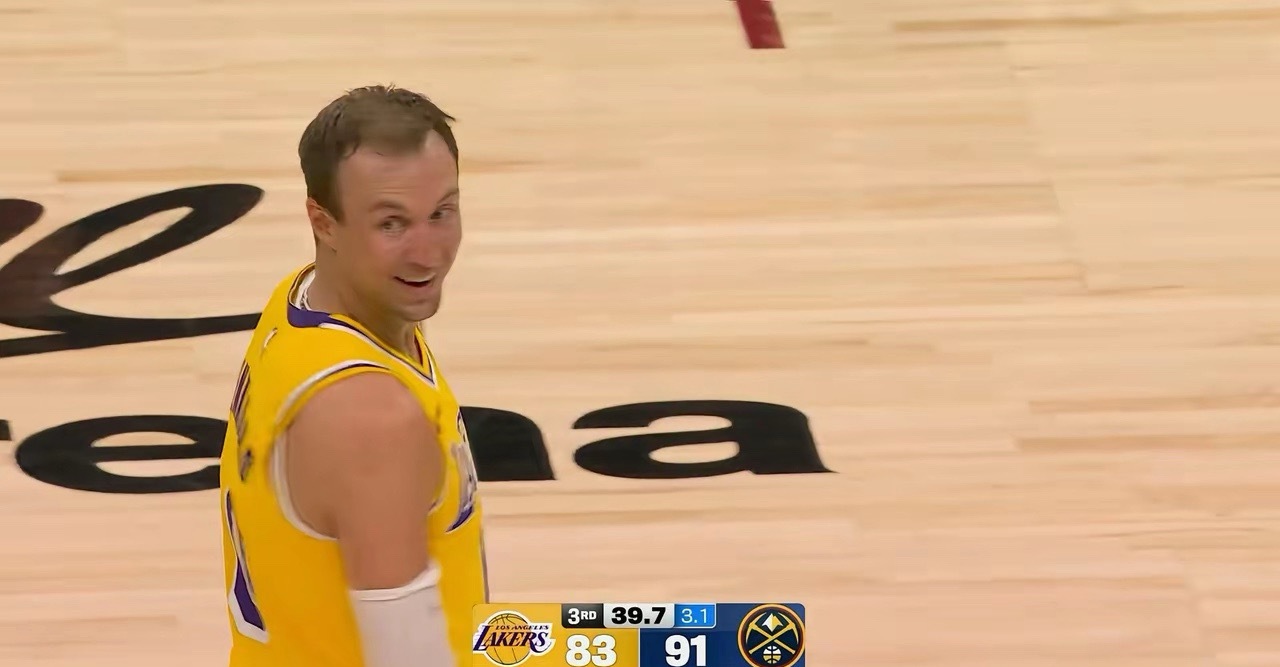 湖人神射手肯纳德真是只会投篮！在今天湖人客场以113：120输给掘金的比赛中，肯