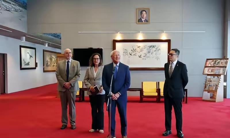 美台玩火很危险！！！8月30日，美国参议院军事委员会主席罗杰.威克窜台并在台北