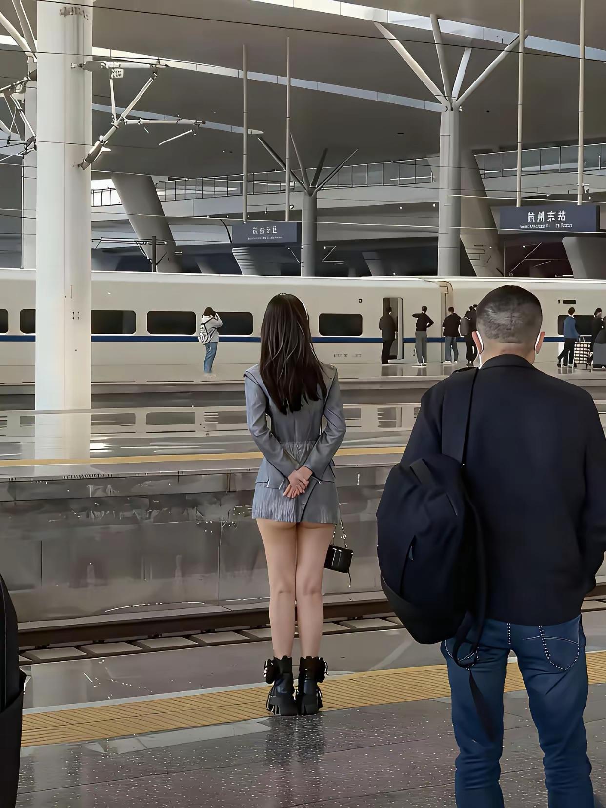 正在赶往杭州的高铁上，弱弱问句，她还在么。