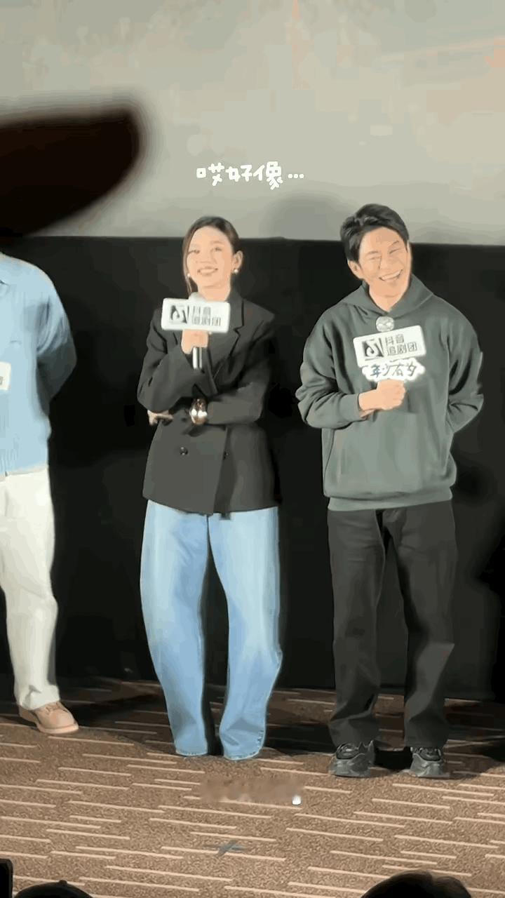 真的要被何瑞贤的弯刀阔腿裤丑死，下半身完全不忍直视….