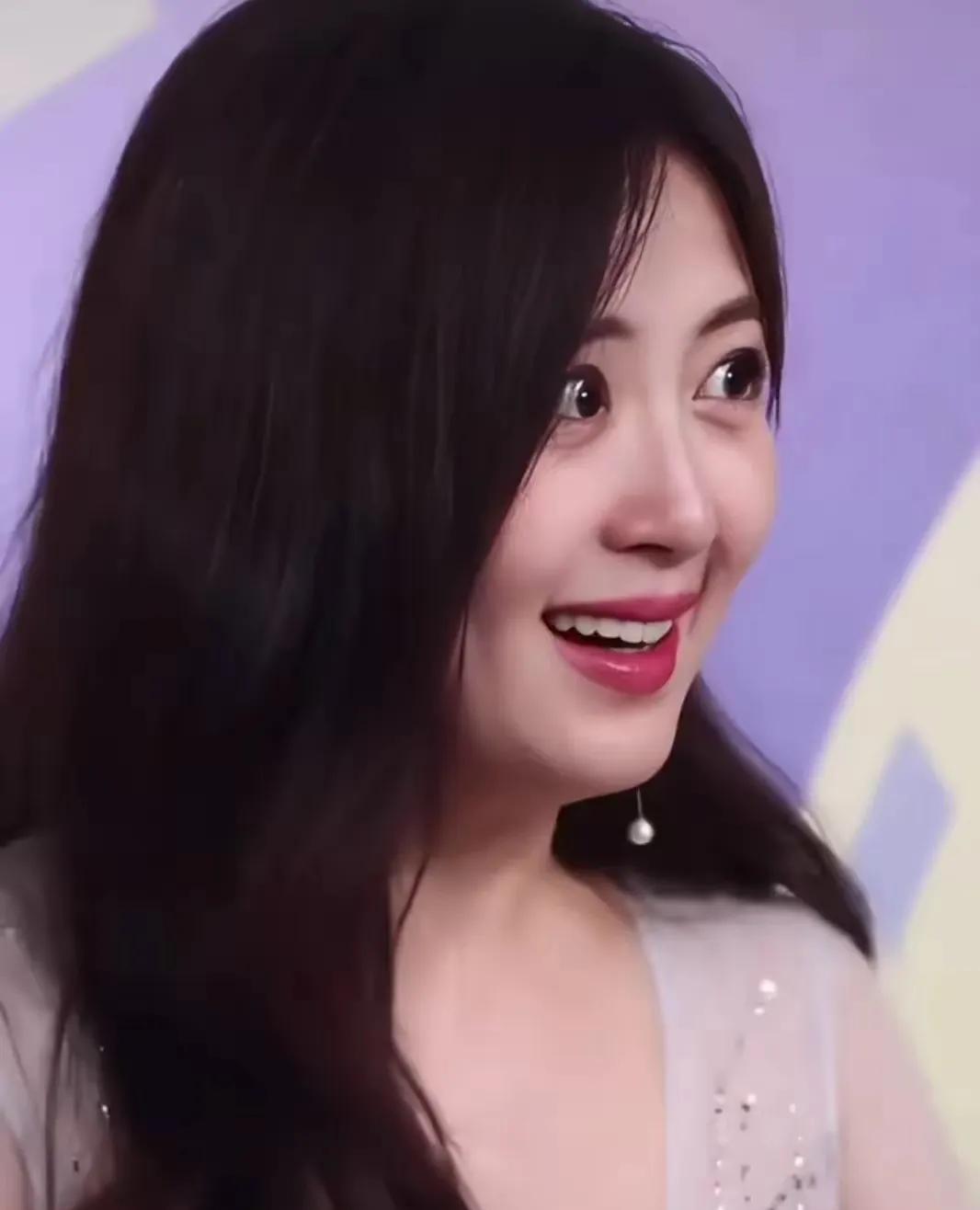 杨童舒笑容甜美！妥妥的女神一枚！给人一种大气端庄之美！乌黑靓丽的头发，一双迷人