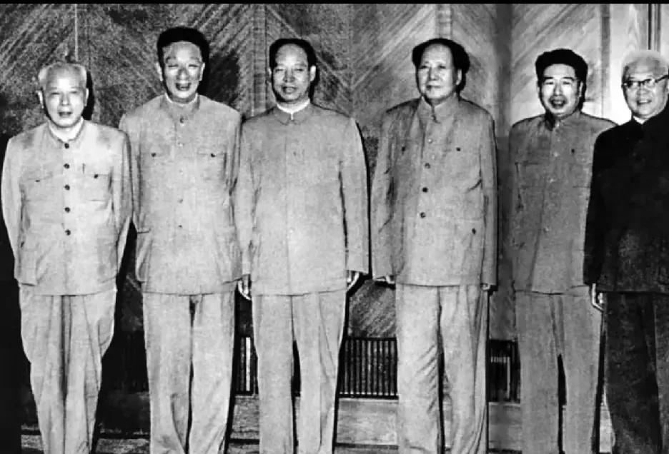 和伟人合影的这几位，你认出他们都有谁？
