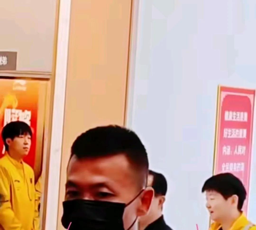 这两天这个电梯细节吸引了很多人议论[呲牙笑]大头和一些国乒的人进了电梯，大头站在