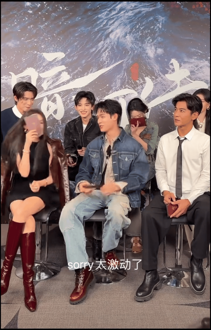彭小苒被龚俊喷到口水的反应《暗河传》直播花絮里这意外一幕太有趣！龚俊“口水突袭