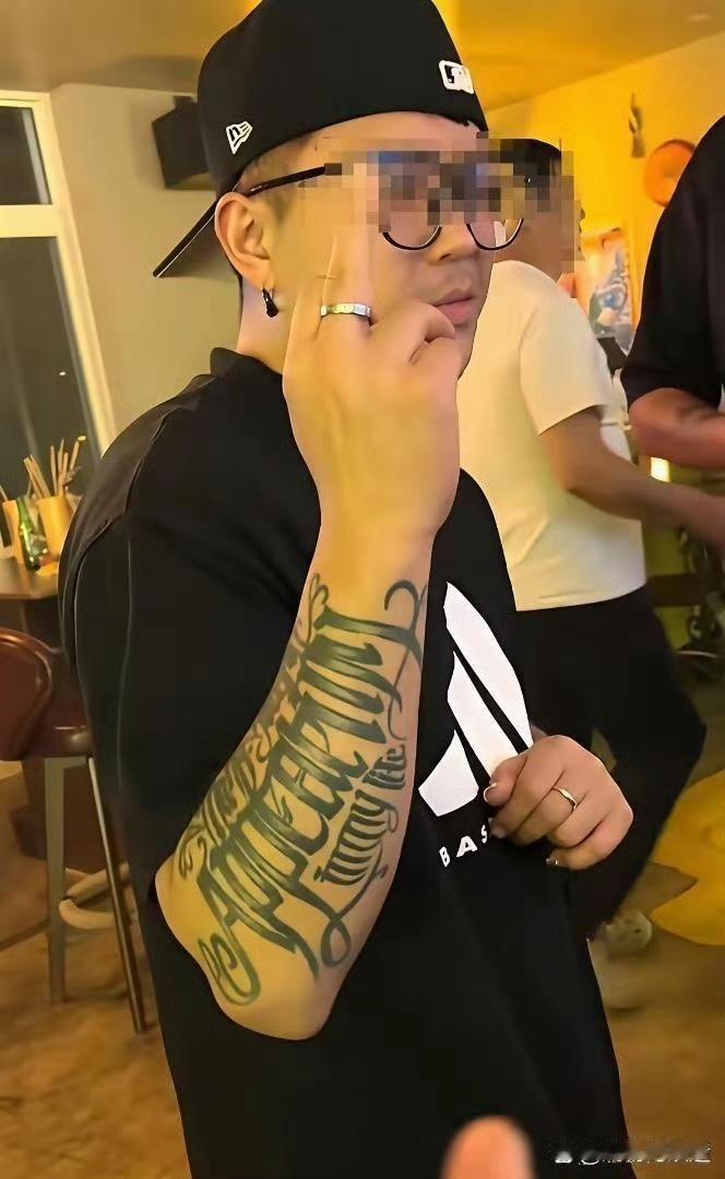 哎妈呀，吓得我都不敢认了，这是王宝强的那个前经纪人吗？宋喆！出来后画风大变，这造