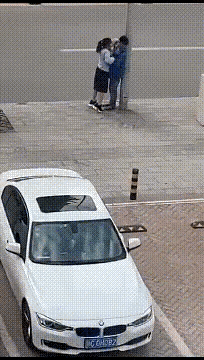 这男生好像不太愿意啊