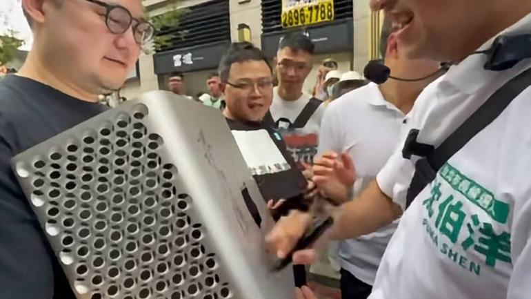 太夸张？沈伯洋支持者搬出“60万苹果神机”求签名民进党台北市长参选人沈伯洋近