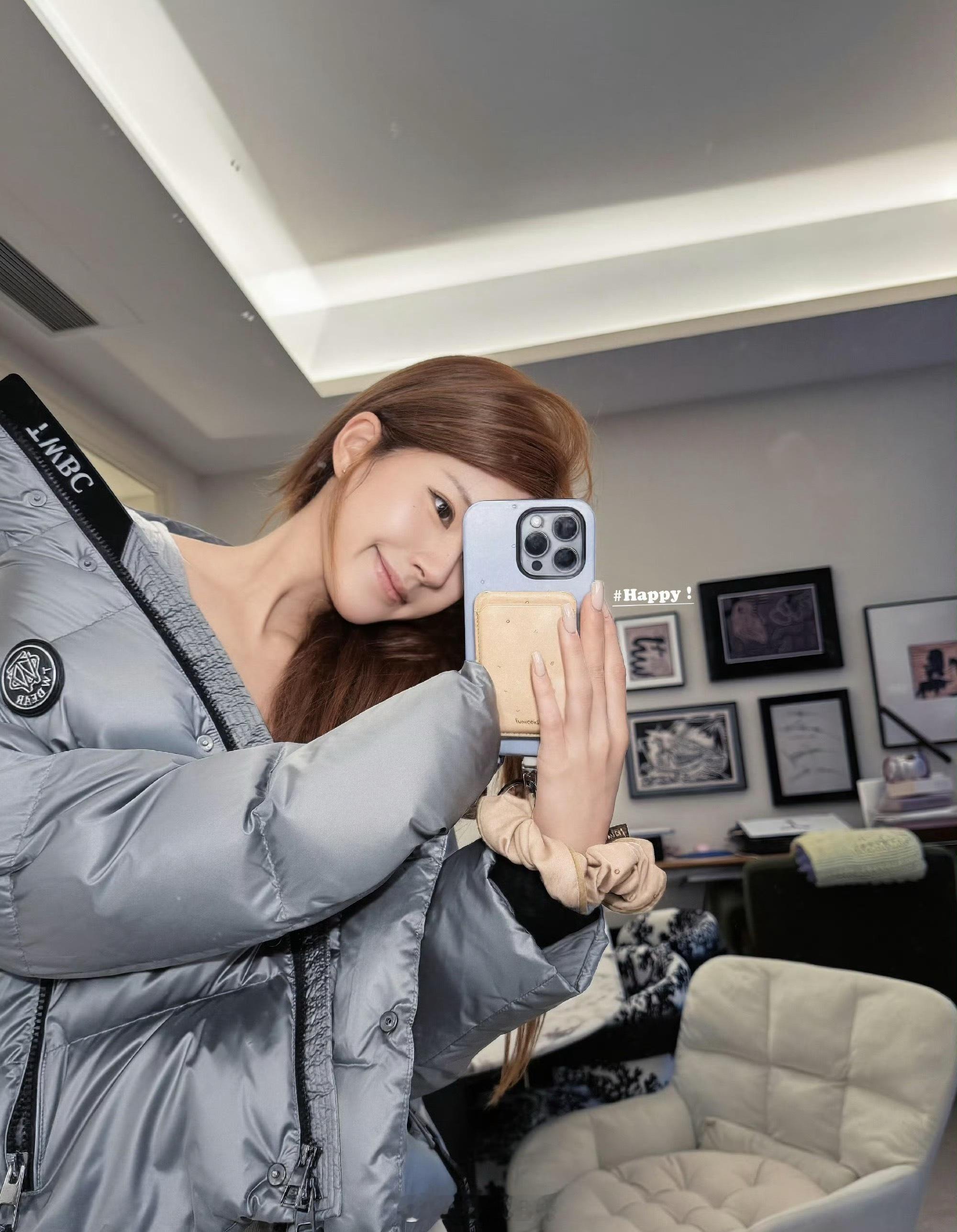 赵露思🍠更新营业，今日份对镜自拍，美我一大跳，怎么会有人的脸小成这样，太萌了