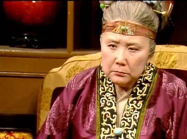 《红楼梦》中，贾母为何会把贾宝玉宠坏，而不是培养他？贾宝玉是红楼中的一个重要