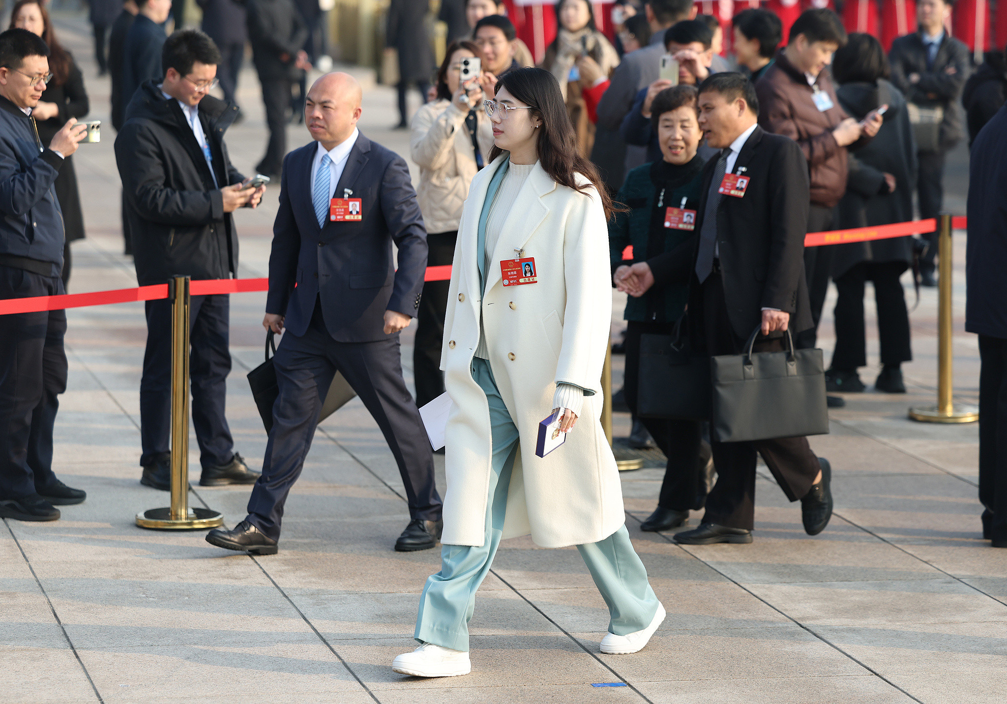 参加两会的奥运冠军步入会场的张雨霏​​​