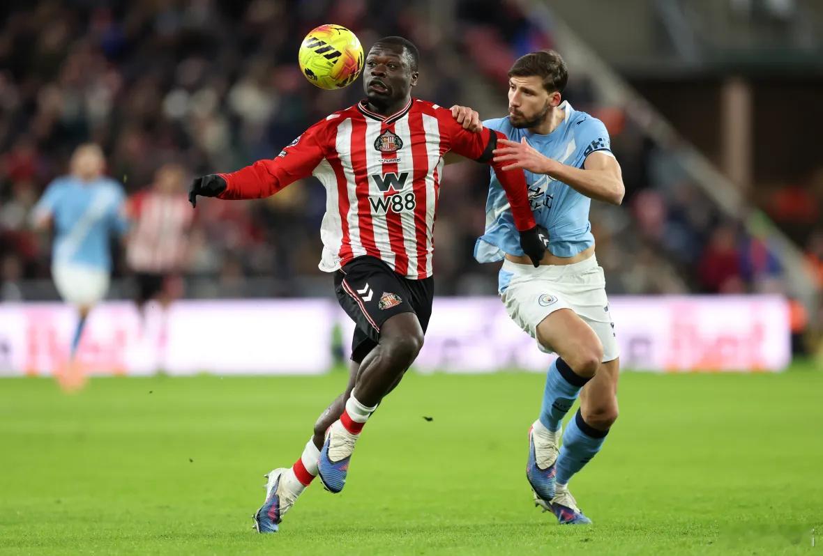 桑德兰0比0曼城曼城的8连胜结束了，距离阿森纳差4分了。别小看了在光明球场的这