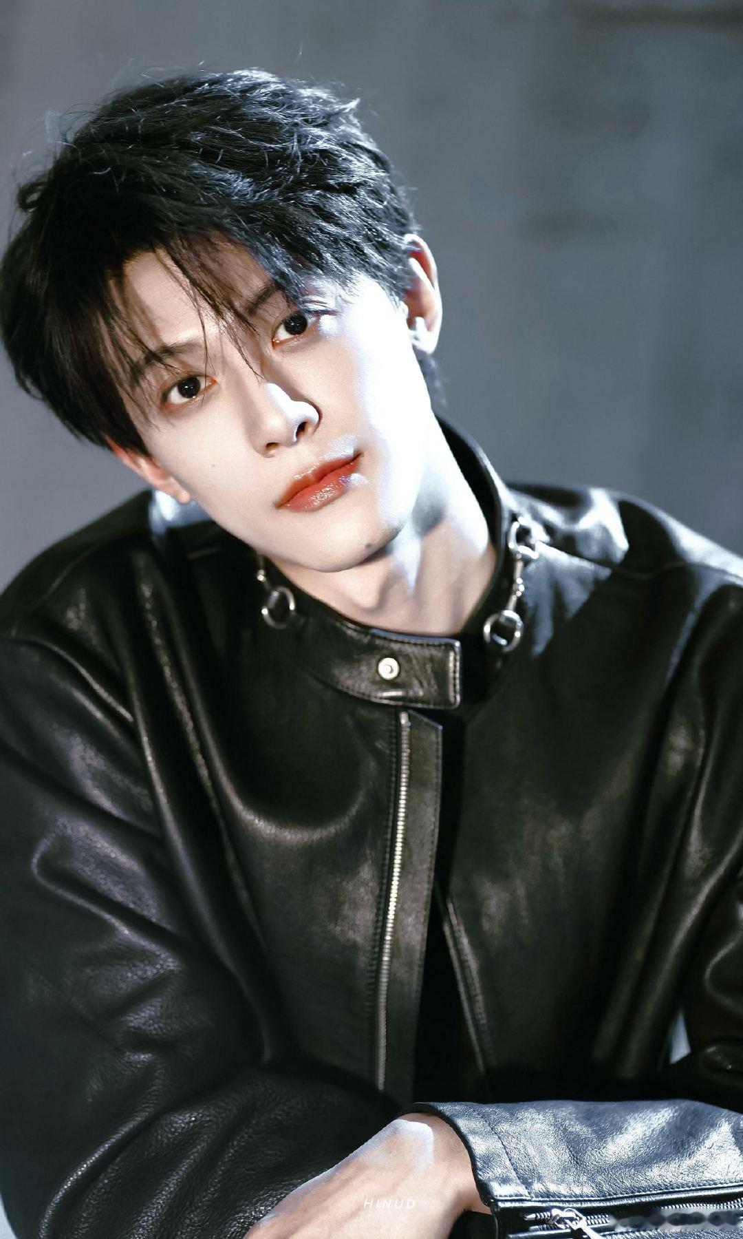 原来张凌赫宋威龙邓凯共用一张脸邓凯的眉眼轮廓太有共同点了，大气耐看的长相，完美