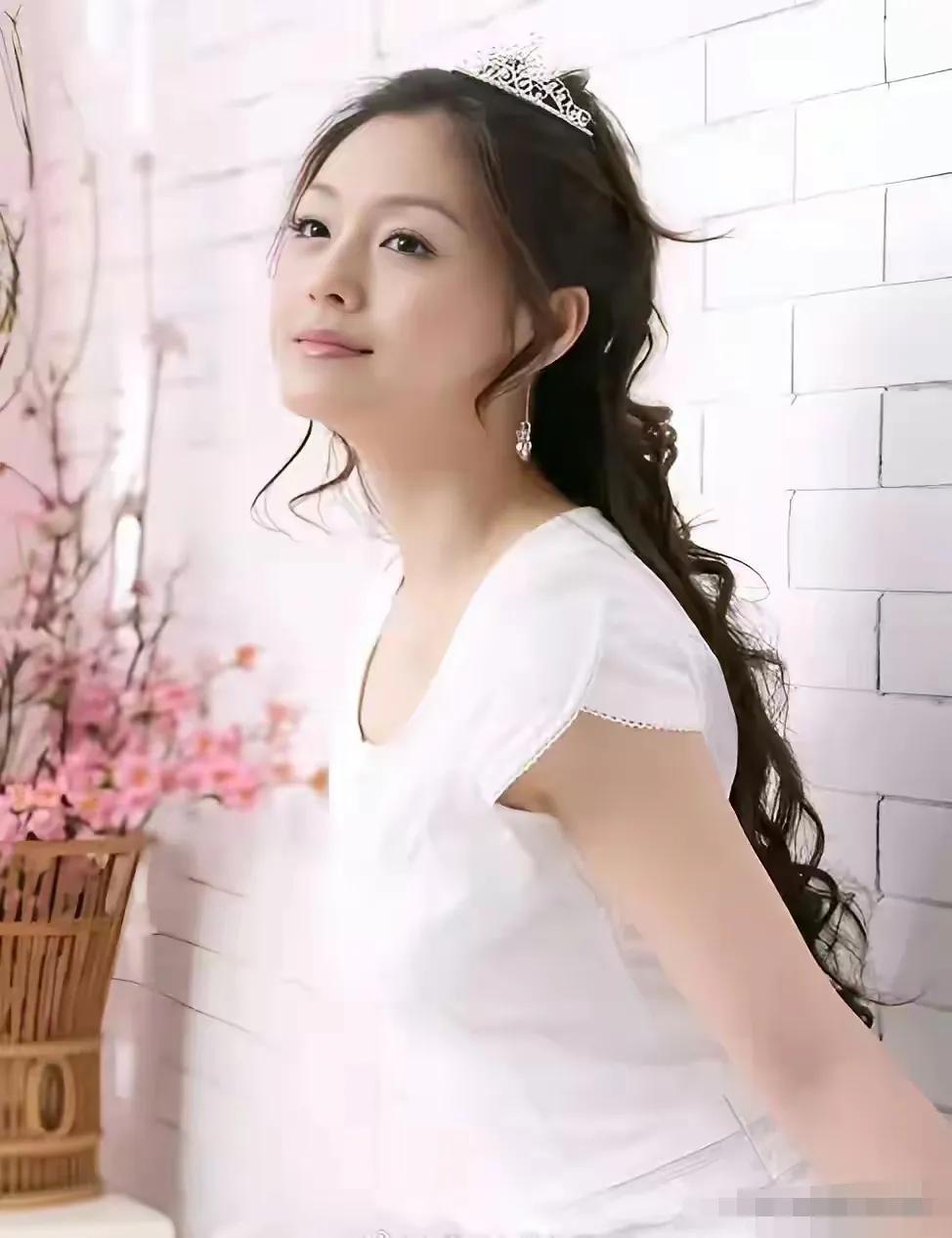 大S散发着浓浓的女人味，她不适合短发，倒是看起来强势的小S，她应该适合短发造型。