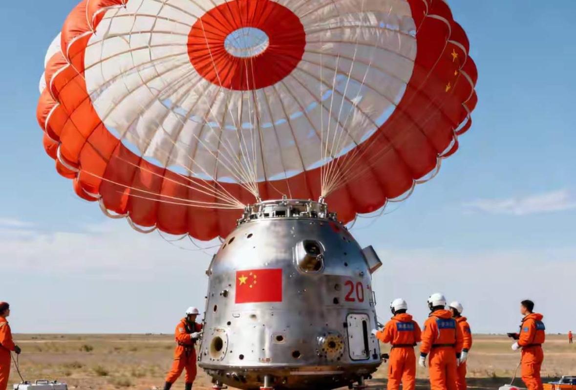 神舟二十号'带伤'凯旋：三层舷窗巧挡太空子弹，中国航天上演'惊险七日'完美归航