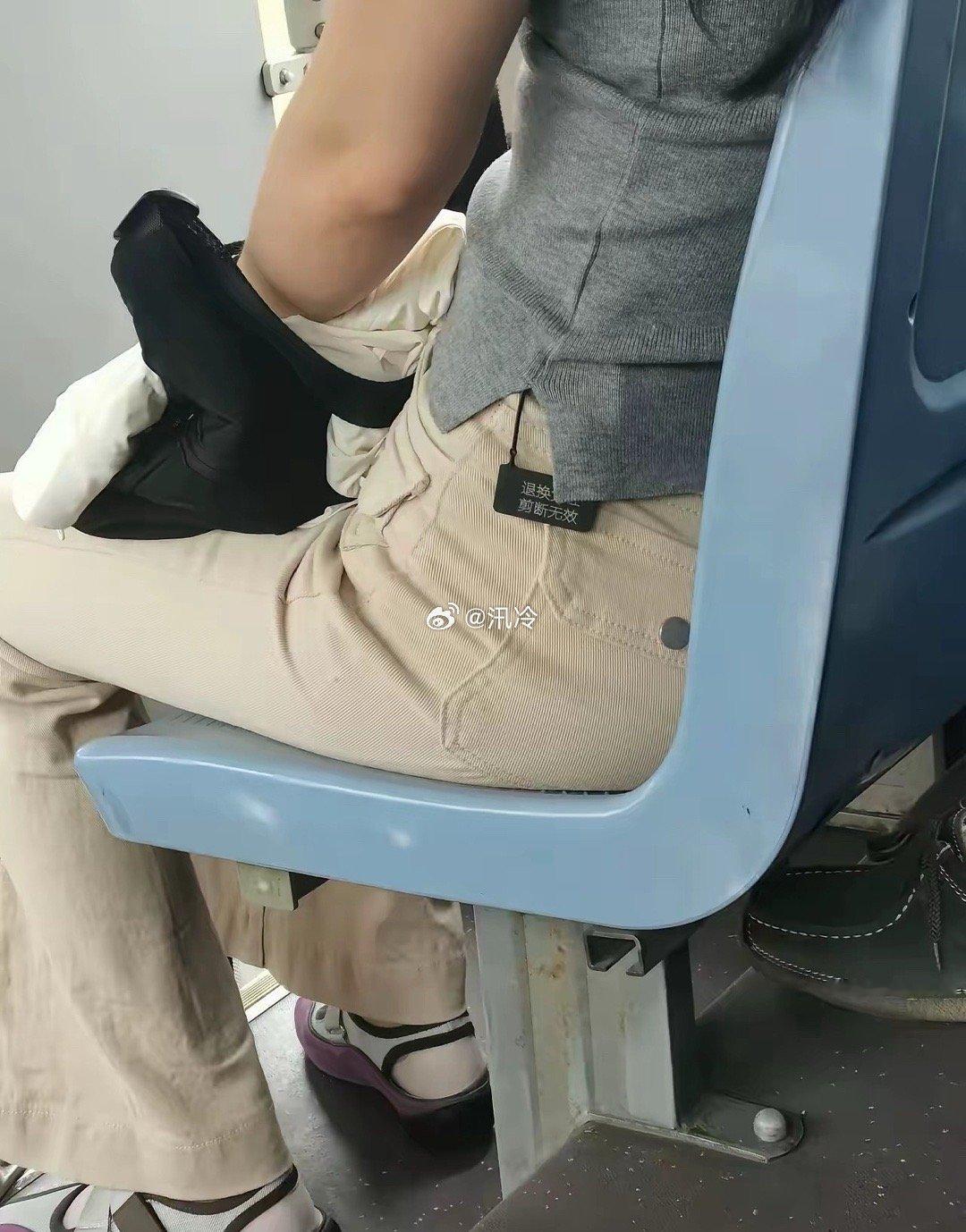 这个人不尴尬吗