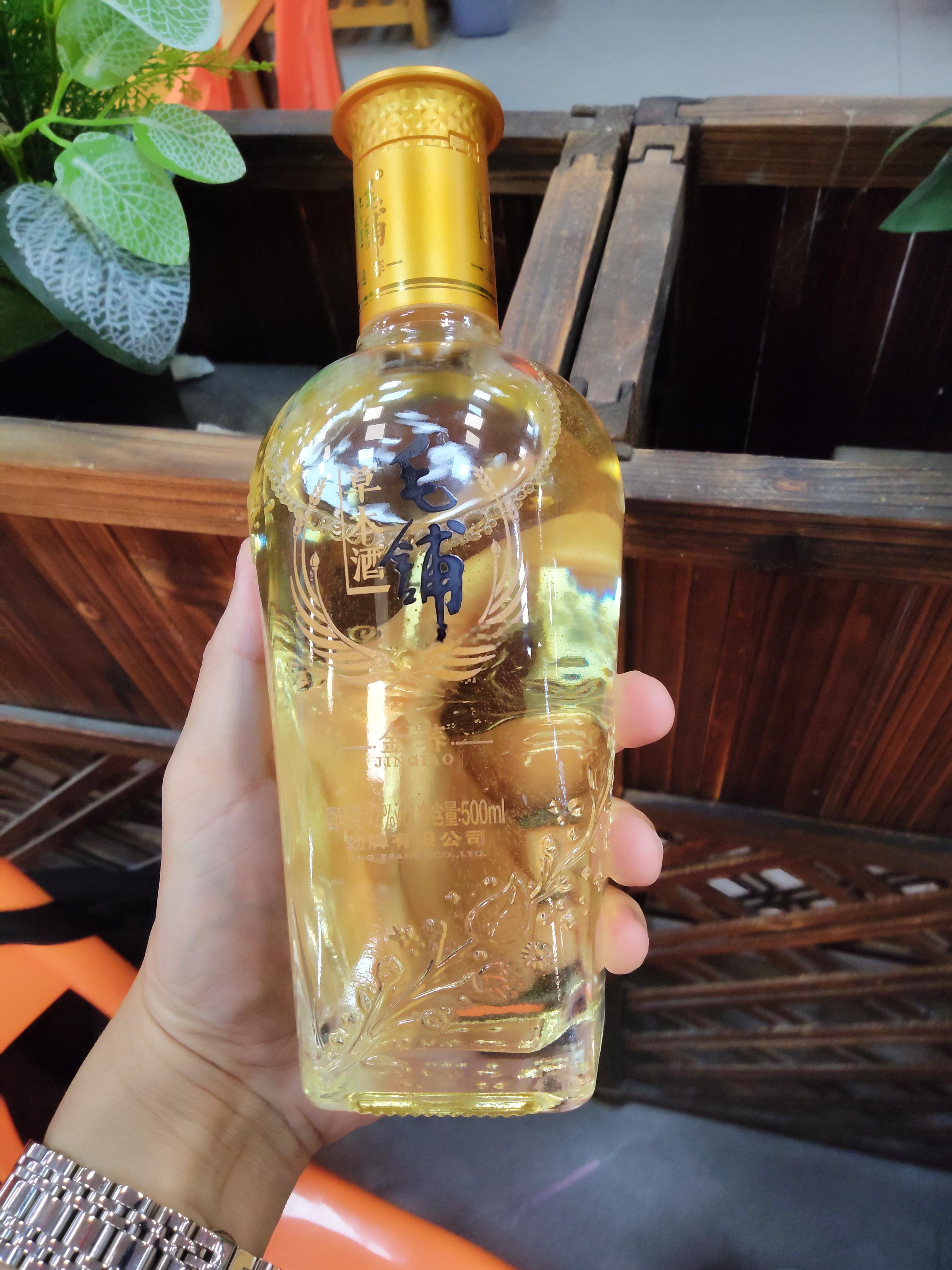 最近喝的白酒们，第一款是我一直想喝的，不过这瓶才100元左右，42°的，另外一瓶