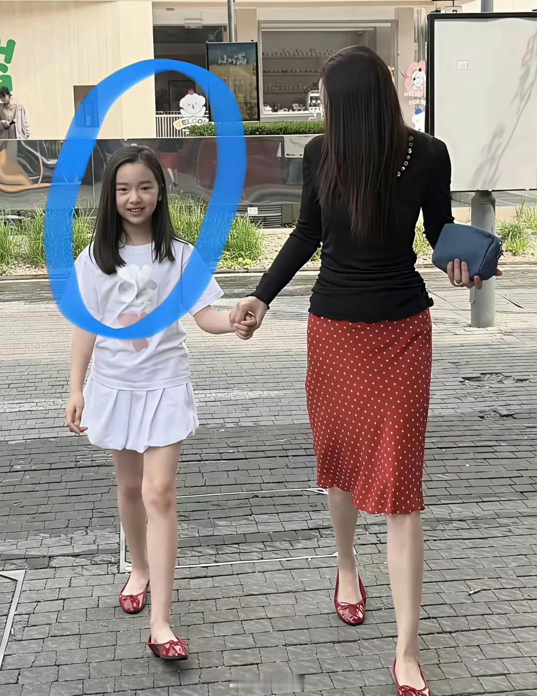 董璇的女儿以后大了，一定不得了现在娱乐圈也太卷了吧！小酒窝才9岁，刚上小学的年纪