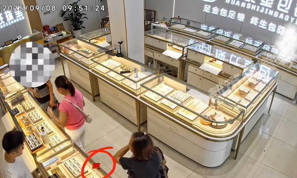 湖北，一位阿姨，说要到黄金店里来购买首饰。进来之后，也没有看首饰，倒是碰到一名女