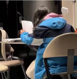 她退出家长群，停掉补习班，孩子成绩一落千丈，却说自己没放弃。这事在小区里传开