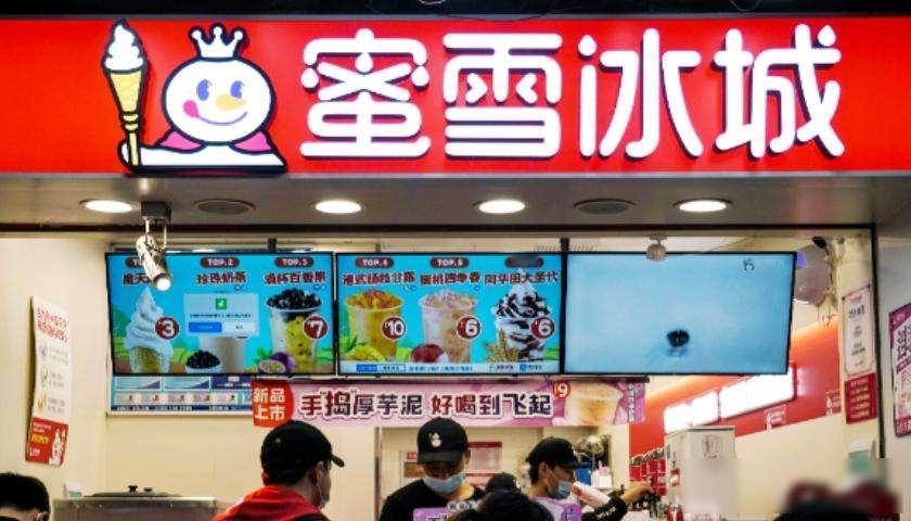 蜜雪冰城卖啤酒，年轻人抢着买，这酒真能喝出新花样？2025年10月1日，蜜雪