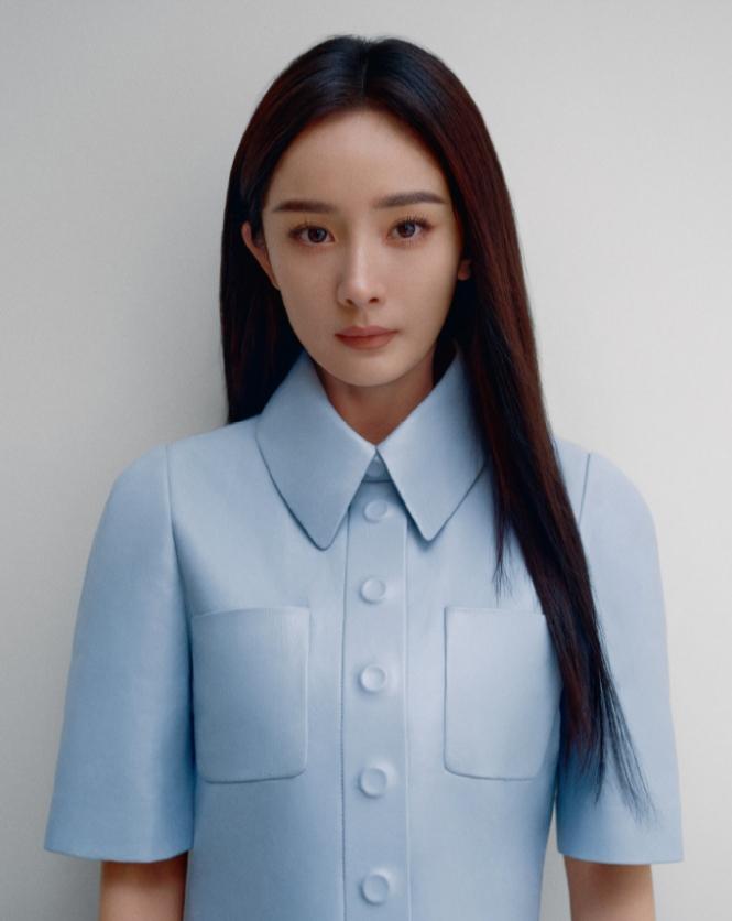 杨幂罗意威到期转投帕拉达与罗意威两年合约到期，无缝衔接到普拉达，原本是今天官宣