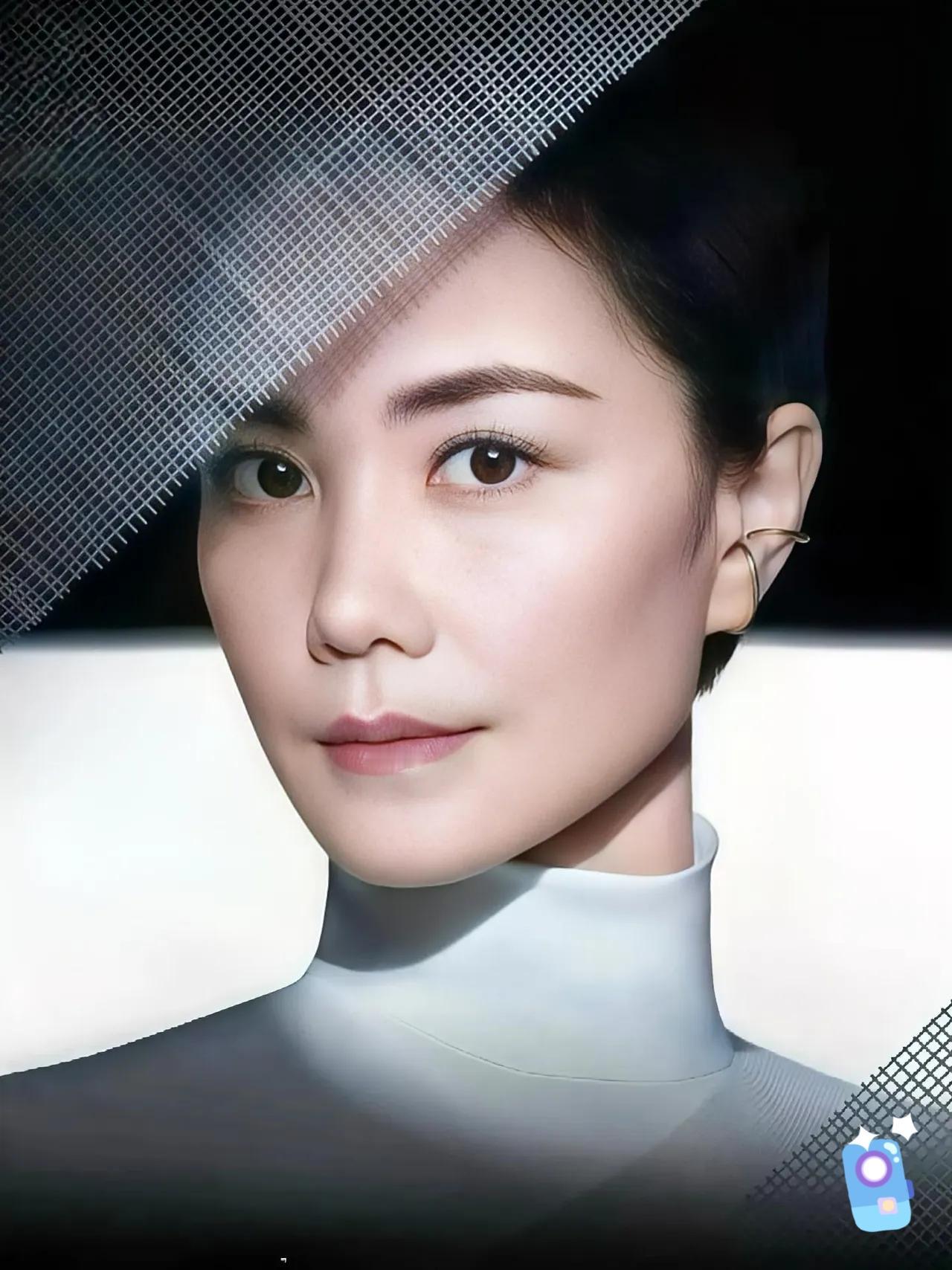 总感觉王菲不对劲，明明都是56岁的人了，结过婚，生过娃，但是皮肤松弛，长皱纹