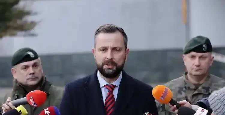 波兰终于开始变得明智了！波兰国防部长瓦迪斯瓦夫·科西尼亚克认为，邀请乌克