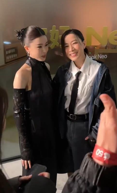 今天佘诗曼和文咏珊一起出席活动，两位站在一起超有姐妹范儿哦。佘诗曼上身穿白色