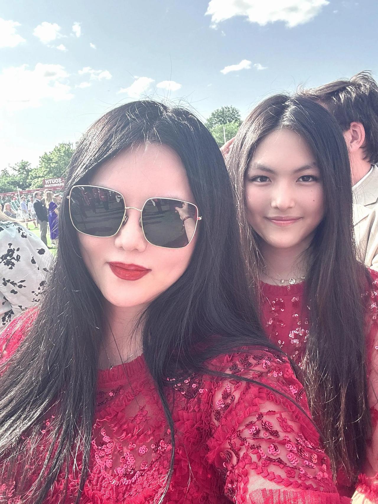 李湘最新动态，这是陪女儿在英国向上社交啊！我很不理解一些网友说李湘把王诗龄