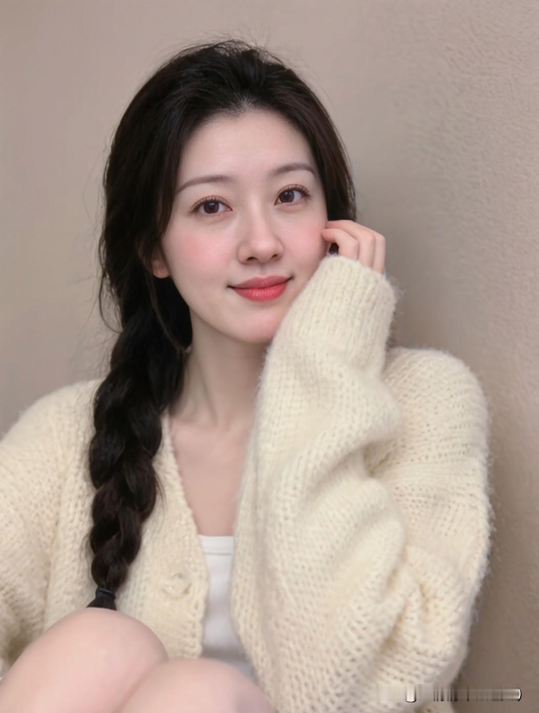 爱不是一味的坚持对错，而是相互服软的智慧。一个愿意哄，一个愿意低头，才