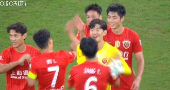 3-0大胜蓉城! 海港全队赛后欢欣庆祝, 客队远征球迷眼神黯淡