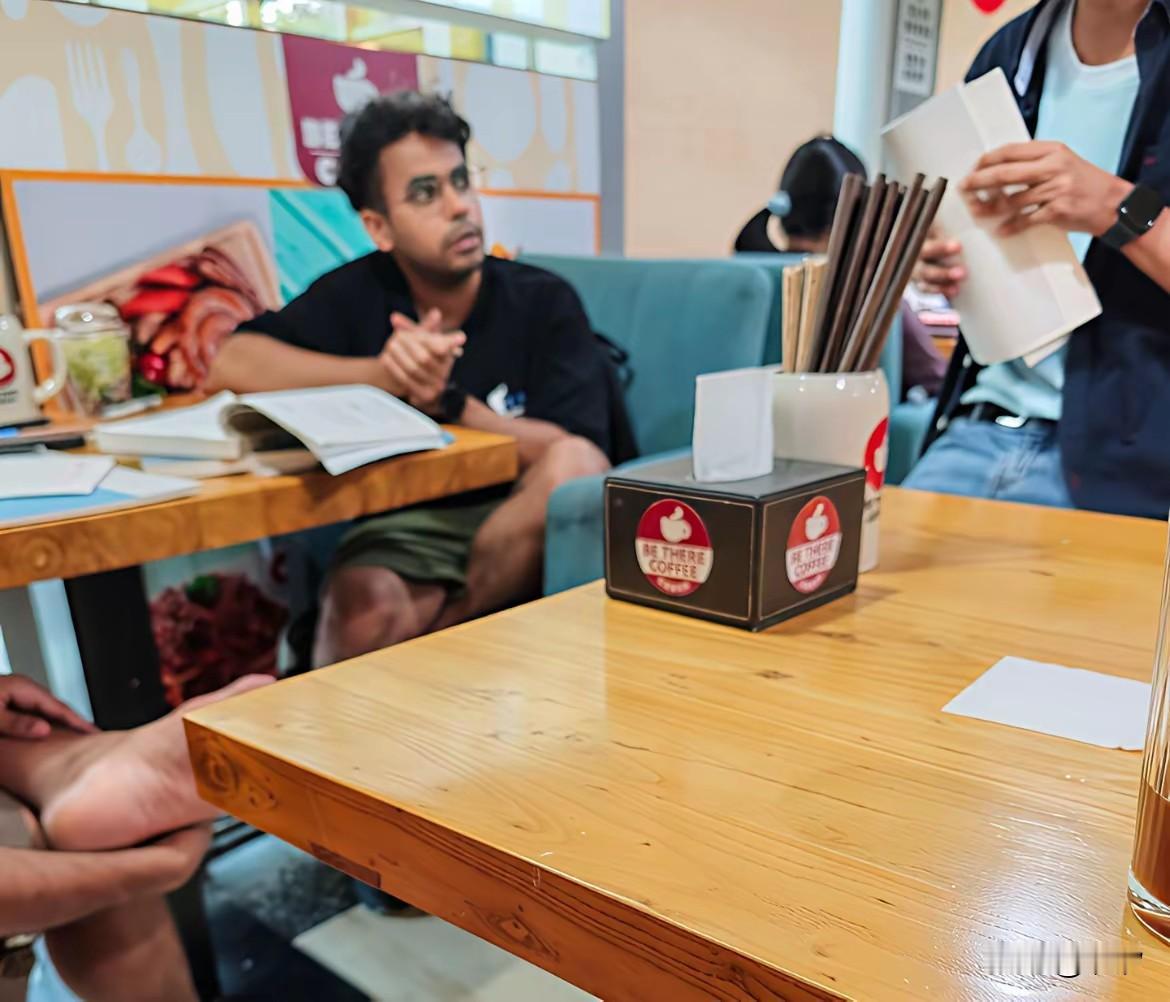 有博主抱怨自己只是去喝个咖啡，等了一个朋友而已，结果就有三个印度人坐在了他的