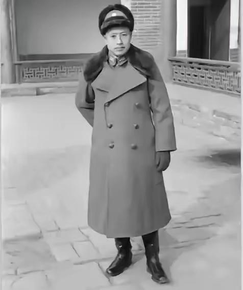 1943年的那个夏天，国民党军队少将魏凤韶为了掩护主力部队成功突围，主动穿上了于